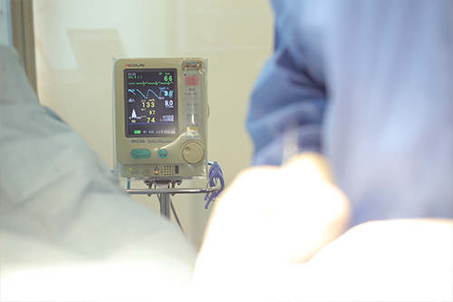 年間250本、累計2000本――豊富なインプラント実績